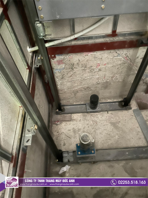 Kiểm tra khu vực phòng máy của thang máy gia đình 350kg