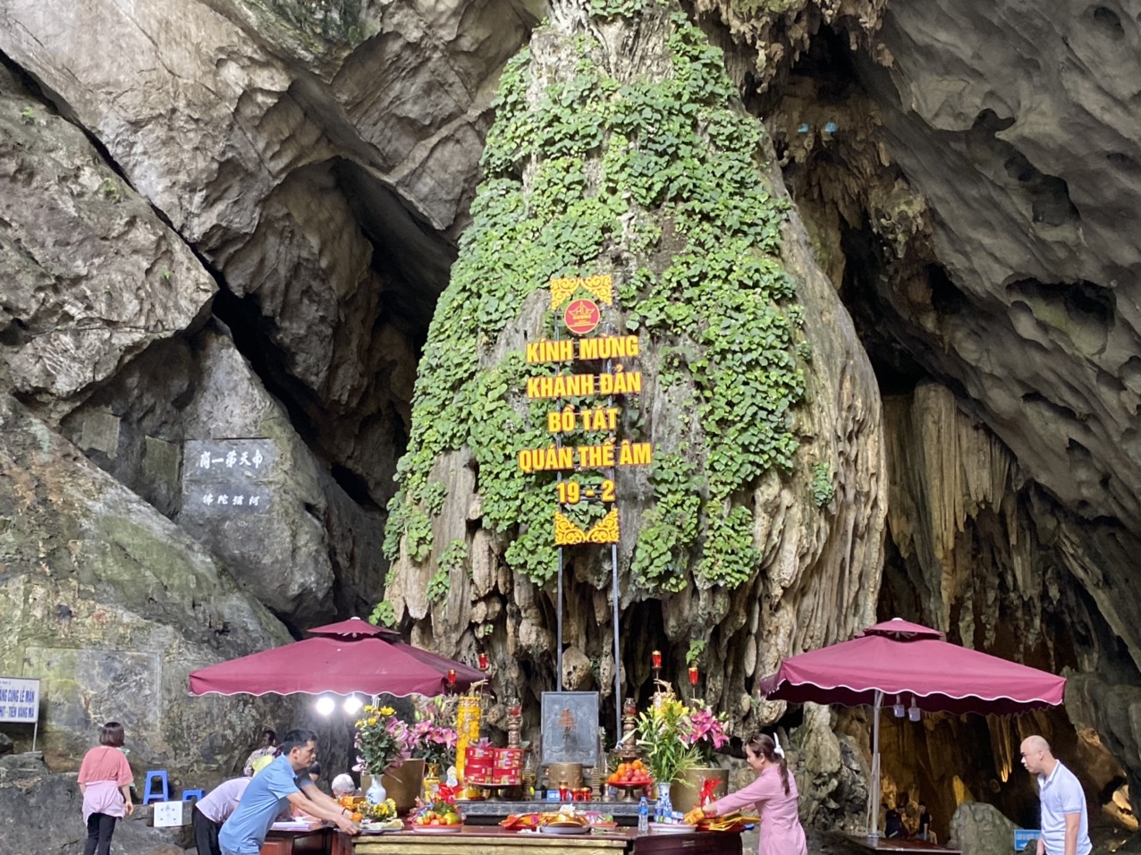 Động Hương tích tại chùa Hương có nguồn gốc hang động cổ tự nhiên