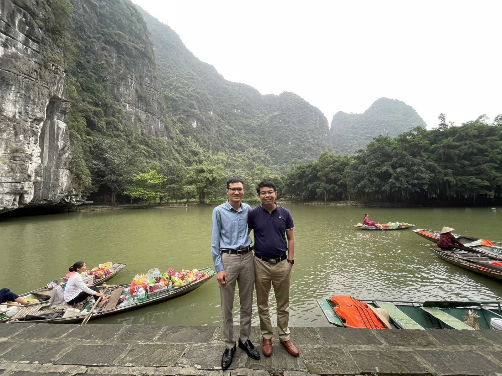 Ông Hà Văn Dương cùng ông Nguyễn Xuân Trí vui vẻ chụp hình lưu niệm tại chùa Hương
