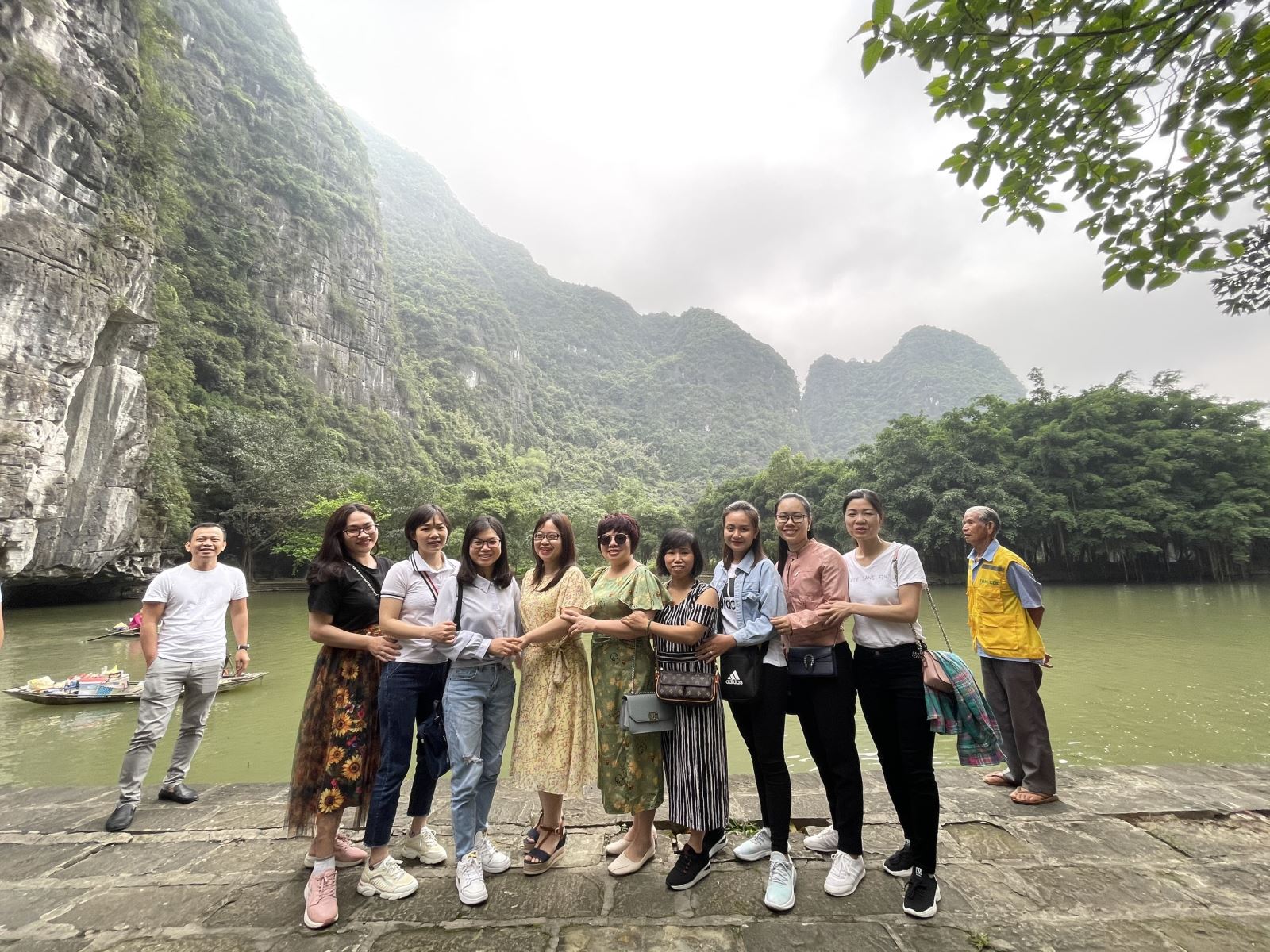 Tập thể nhân viên nữ chụp ảnh lưu niệm tại chùa Hương