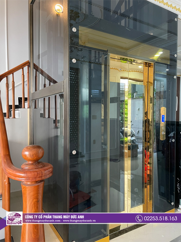 Vách cabin thang máy được làm bằng kính với khung thép sang trọng, thời thượng
