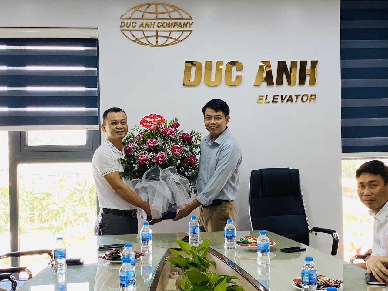 Ông Hà Văn Dương trao hoa cho ban chấp hành công đoàn nhiệm kì mới 2020 - 2025