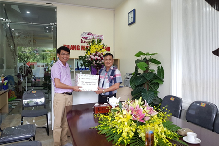 Cục trưởng cục thuế Lê Chân đến thăm động viên & chúc mừng ngày doanh nhân Việt Nam.